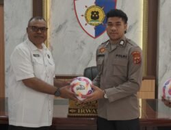 Atlet Nasional dan Personel Polda Papua, Evan Soumilena Dukung Turnamen Sepak Bola Antar Satker dengan Bantuan Bola