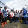 Tinjau Pengungsian Banjir di Rawa Buaya, Gubernur Pramono Serahkan Bantuan dan Tambah Pompa Air