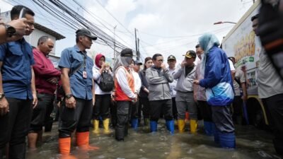 Tinjau Pengungsian Banjir di Rawa Buaya, Gubernur Pramono Serahkan Bantuan dan Tambah Pompa Air