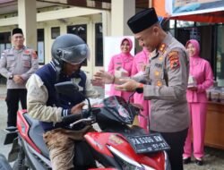 Ramadhan Penuh Kebersamaan, Polres Keerom dan Bhayangkari Hadir Berbagi untuk Sesama
