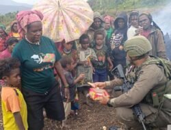 Saat Polisi dan Anak-Anak Papua Tertawa Bersama di Sugapa