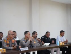 Personel Ditpamobvit Polda Papua Barat Tinjau Lokasi bangunan Pos Pam Pariwisata di Pantai Pasir Putih