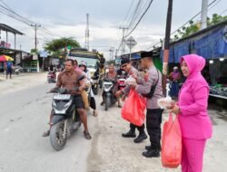 Ramadan Penuh Berkah, Polsek Muara Tami dan Bhayangkari Berbagi 400 Paket Takjil untuk Warga Koya Barat