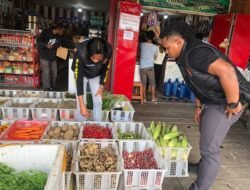 Satgas Saber Polres Mamberamo Tengah Cek Harga Bahan Pokok di Pasar Kobakma