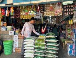 Polres Mamberamo Tengah Cek Harga Bahan Pokok di Pasar Kobakma
