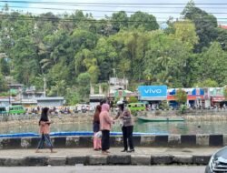 Sapa Warga dengan Senyum, Polwan Polres Fakfak Tebar Kebaikan Lewat Bagi-Bagi Takjil