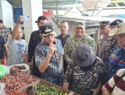Jelang Idul Fitri 1447 H, Dandim 1310/Bitung Bersama Forkopimda Minut Sidak Pasar dan Bagikan Kupon Subsidi Sembako di Pasar Airmadidi