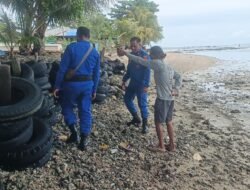 KBO Satpolairud Polres Sarmi Tinjau Warga Terdampak Gelombang Tinggi di Armo Pesisir