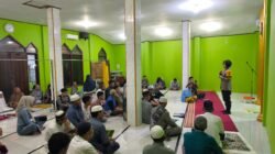 Pembagian Zakat Fitrah di Mesjid Al-Azhar Wosi