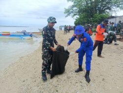 Jaga Kelestarian Alam, Polres Sarmi Bersama TNI Gelar Karya Bakti di Pantai Doro