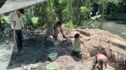 Percepat Progres Pembangunan, Babinsa Koramil 1310-06/Airmadidi Bantu Pemasangan Pondasi Dudukan Angker Jembatan Perintis Garuda di Kelurahan Rap-Rap