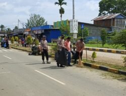Karya Bakti Sambut HUT ke-24 Kabupaten Sarmi, Polres Sarmi Turut Ambil Bagian