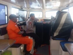 Dramatis! Tim SAR Gabungan Berhasil Evakuasi Kapal/Perahu Nelayan Terbalik di Perairan Sarmi