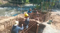 Gotong Royong Babinsa dan Warga Percepat Pembangunan Jembatan Perintis Garuda Rap Rap