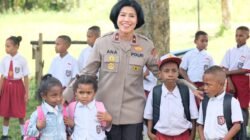 Dalam Rangka Hari Kartini, Polwan Polda Papua Barat Bagikan Tas Untuk Anak Sekolah