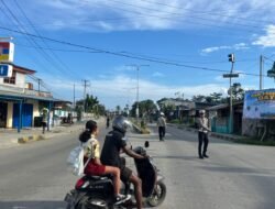 Strong Point Pagi, Sat Lantas Polres Sarmi Atur Arus Lalin dan Bantu Aktivitas Warga