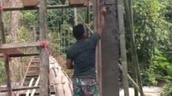 Percepat Pembangunan Jembatan Gantung Perintis Garuda, Babinsa Bantu Pengerjaan Jembatan