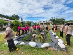 Kapolsek Bonggo Pimpin Panen Perdana Lele di Kolam Merah Putih