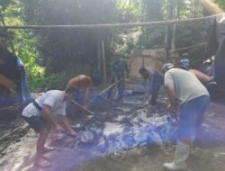 Aktif di Lokasi Pembangunan Jembatan, Babinsa Airmadidi Bawah Bantu Aduk Campuran Semen, Pasir dan Kerikil Bersama Warga dan Pekerja