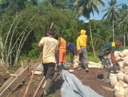 Tak Mengenal Lelah, Babinsa dan Pekerja Terus Kebut Pembangunan Jembatan Perintis Garuda