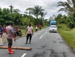 Aksi Pemalangan Jalan di Kampung Srum Berhasil Dimediasi Kapolsek Bonggo