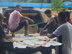 Wujud Kepedulian, Polsek Bonggo Serahkan Bantuan Material Gereja di Kampung Anus