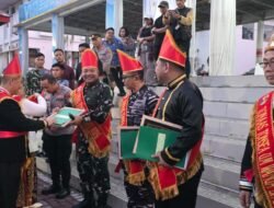 Dandim 1310/Bitung Terima Pengukuhan Gelar Adat Tonsea Minahasa pada Parade Nusantara Kota Bitung Peringati Harkitnas Ke-118 Tahun 2026