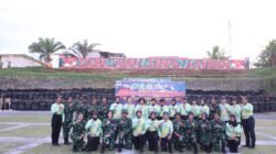 Perkuat Sinergitas TNI-Polri, Polwan Polda Papua Barat dan Kowad Kodam XVIII/Kasuari Gelar Ekshibisi Menembak Persahabatan