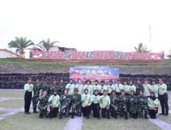 Perkuat Sinergitas TNI-Polri, Polwan Polda Papua Barat dan Kowad Kodam XVIII/Kasuari Gelar Ekshibisi Menembak Persahabatan