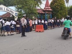 Pastikan Kelancaran Pendaftaran Siswa Baru, Sat Lantas Polres Sarmi Siaga Atur Lalu Lintas di SMA Negeri 1 Sarmi