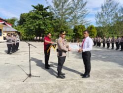 Kapolres Sarmi Serahkan Penghargaan Lomba Kampung Bebas Narkoba dari Kapolda Papua