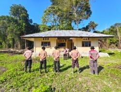Rawat Aset Polri, Personel Polsek Bonggo Gotong Royong Bersihkan Pos Polisi Bonggo Timur