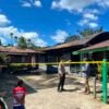 Respons Cepat Layanan 110, Polres Teluk Bintuni Terjunkan Personel dan Mobil AWC Jinakkan Api di Kampung Lama