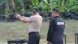 Kapolda Papua Barat Bersama Para PJU Laksanakan Latihan Menembak