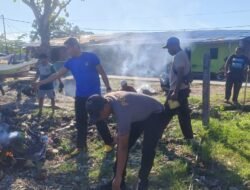 Sambut HUT ke-81 RI, Satpolairud Polres Sarmi Bersama Nelayan Nusantara Bersihkan Pantai Kali Bagre