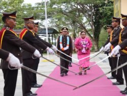 Kapolres Sarmi Pimpin Prosesi Wisuda Purna Bakti, Pengabdian AKP Yulianus Mapeni Kim, SE Diabadikan dengan Penuh Kehormatan